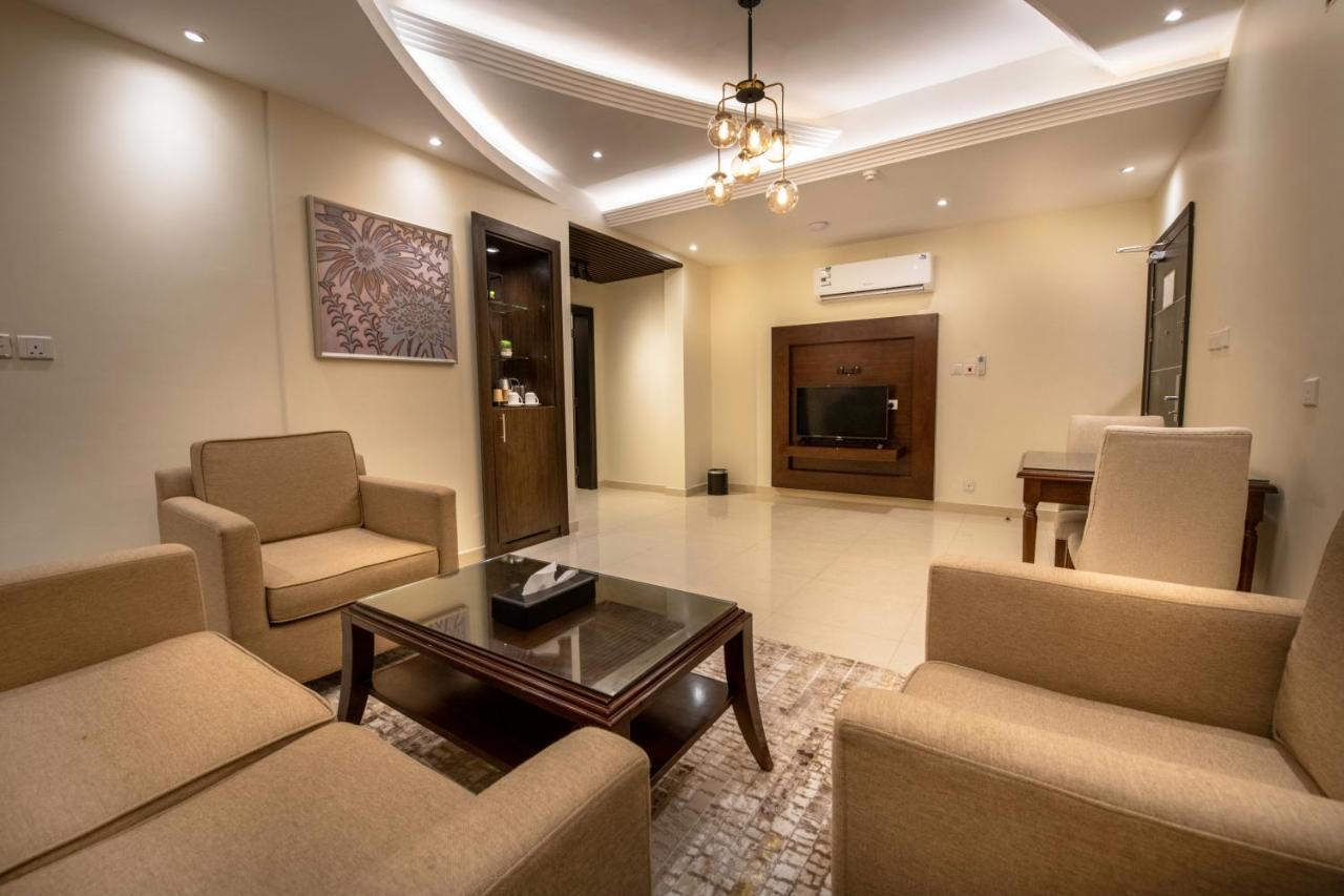 Golden Rose Hotel *